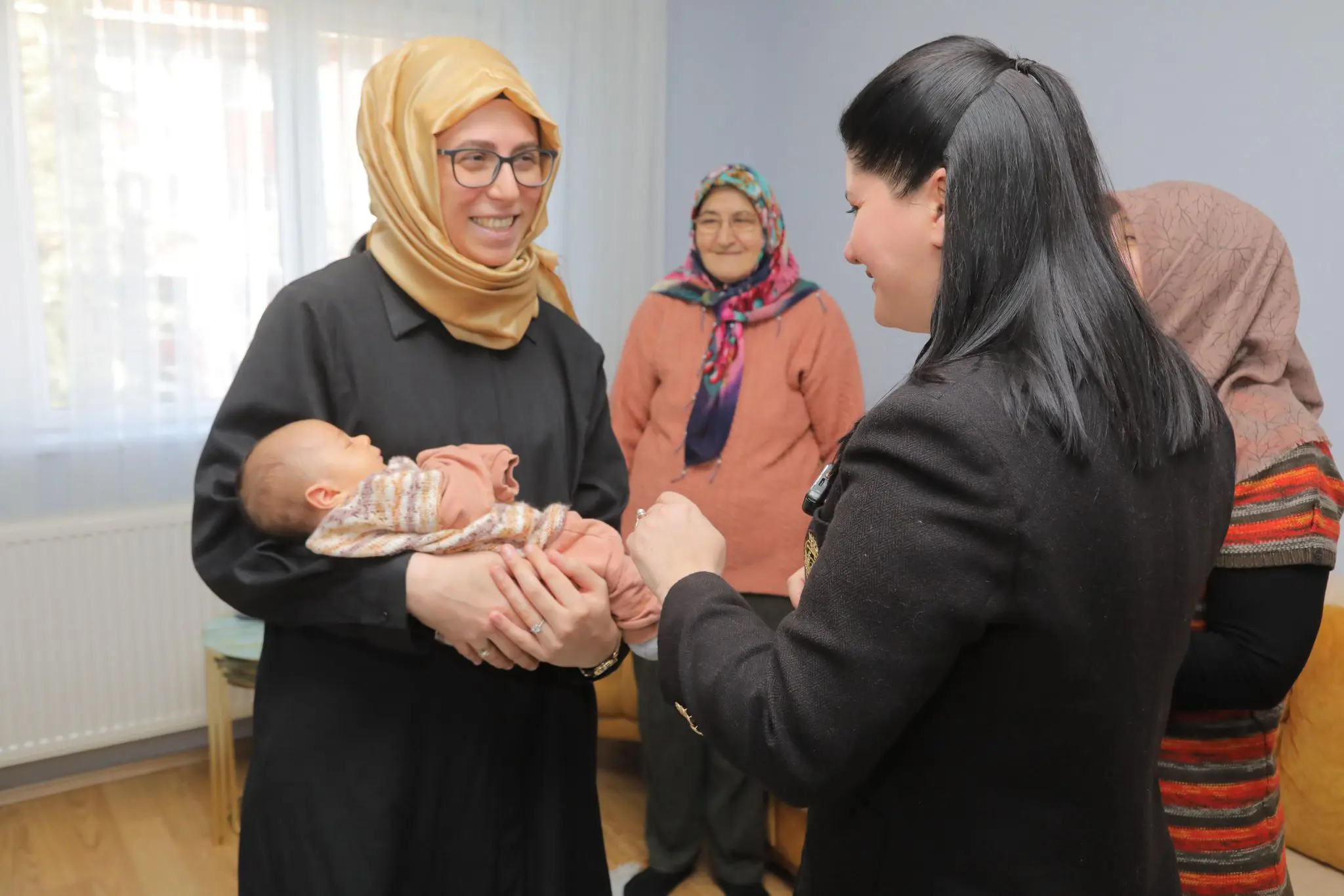 İLK YENİDOĞAN PAKETİ BAŞKAN GENCAN’DAN galeri görseli